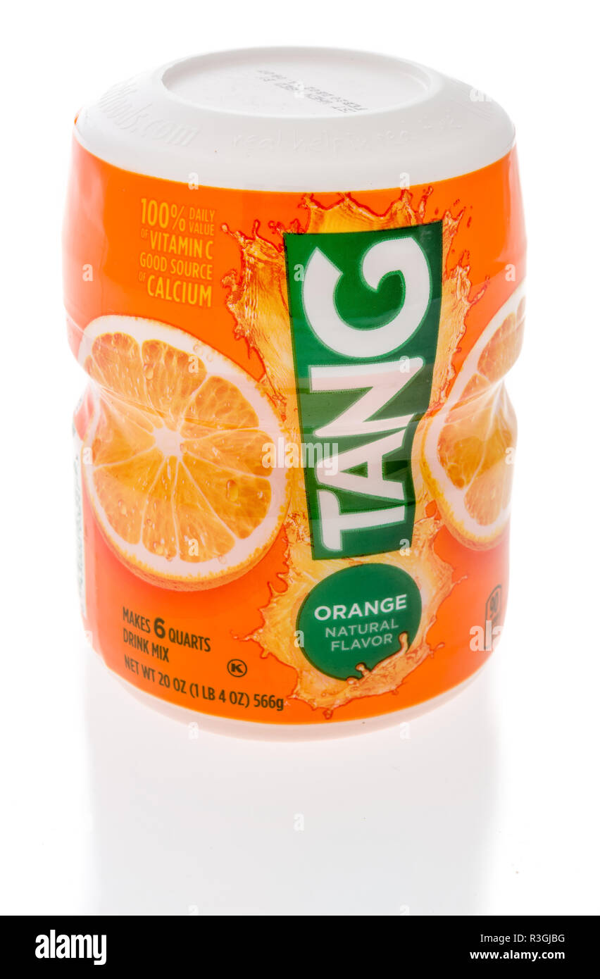 Winneconne, WI - 22 novembre 2018 : un paquet de Tang goût orange orange drink mix sur un fond isolé. Banque D'Images
