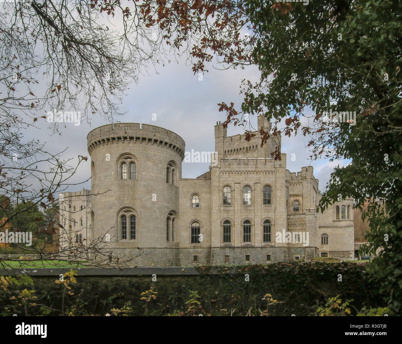 Vue extérieure d'un château en Irlande du Nord, Château Gosford Gosford, Forest Park, County Armagh. Banque D'Images