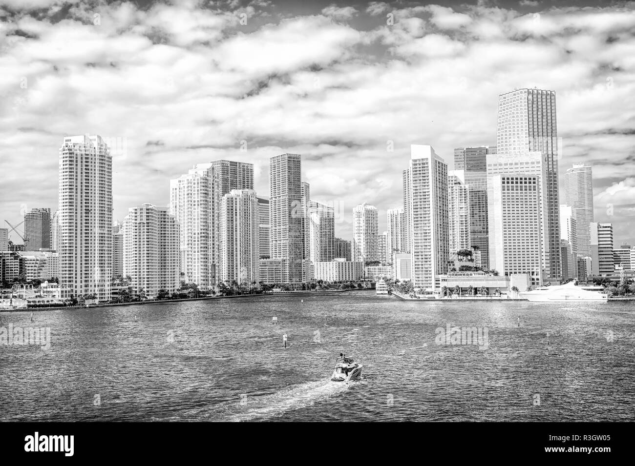 La ville de Miami. Yachts voile sur mer ou l'eau de mer de gratte-ciel sur ciel nuageux ciel bleu à Miami, États-Unis. Des vacances d'été, wanderlust, les voyages, l Banque D'Images