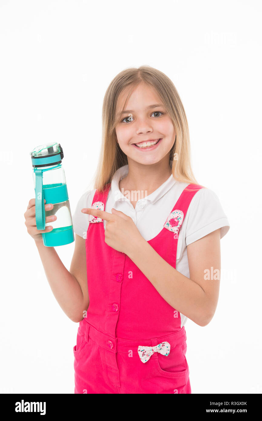 Jeune fille tenant une bouteille d'eau. Kid avec grand sourire portant  pyjama rose. Belle enfant isolé sur fond blanc. Girl pointing at bot en  plastique bleu Photo Stock - Alamy