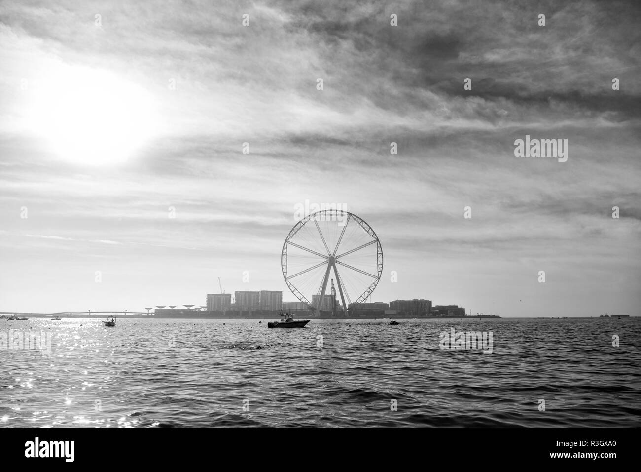 Grande roue à Dubaï, Émirats arabes unis, du bleu de la mer. L'horizon marin, paysage urbain. La roue d'observation, monument nonbuilding structure. Amus Banque D'Images