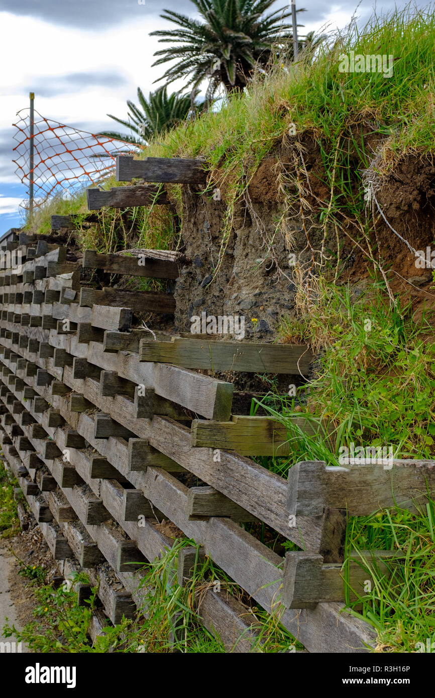 Le changement climatique à l'érosion causée par des renforts mur du port après la tempête météorologique extrême de mur du port, NSW, Australie Banque D'Images