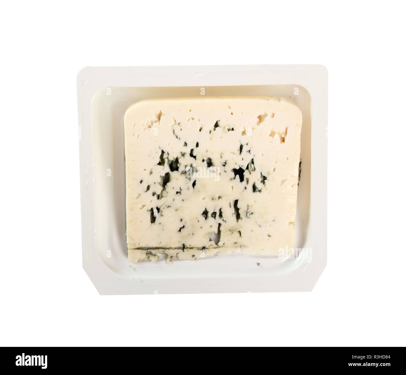 Le fromage bleu dans la boîte en plastique jetables. Isolé avec chemin de détourage. Directement au-dessus. Banque D'Images