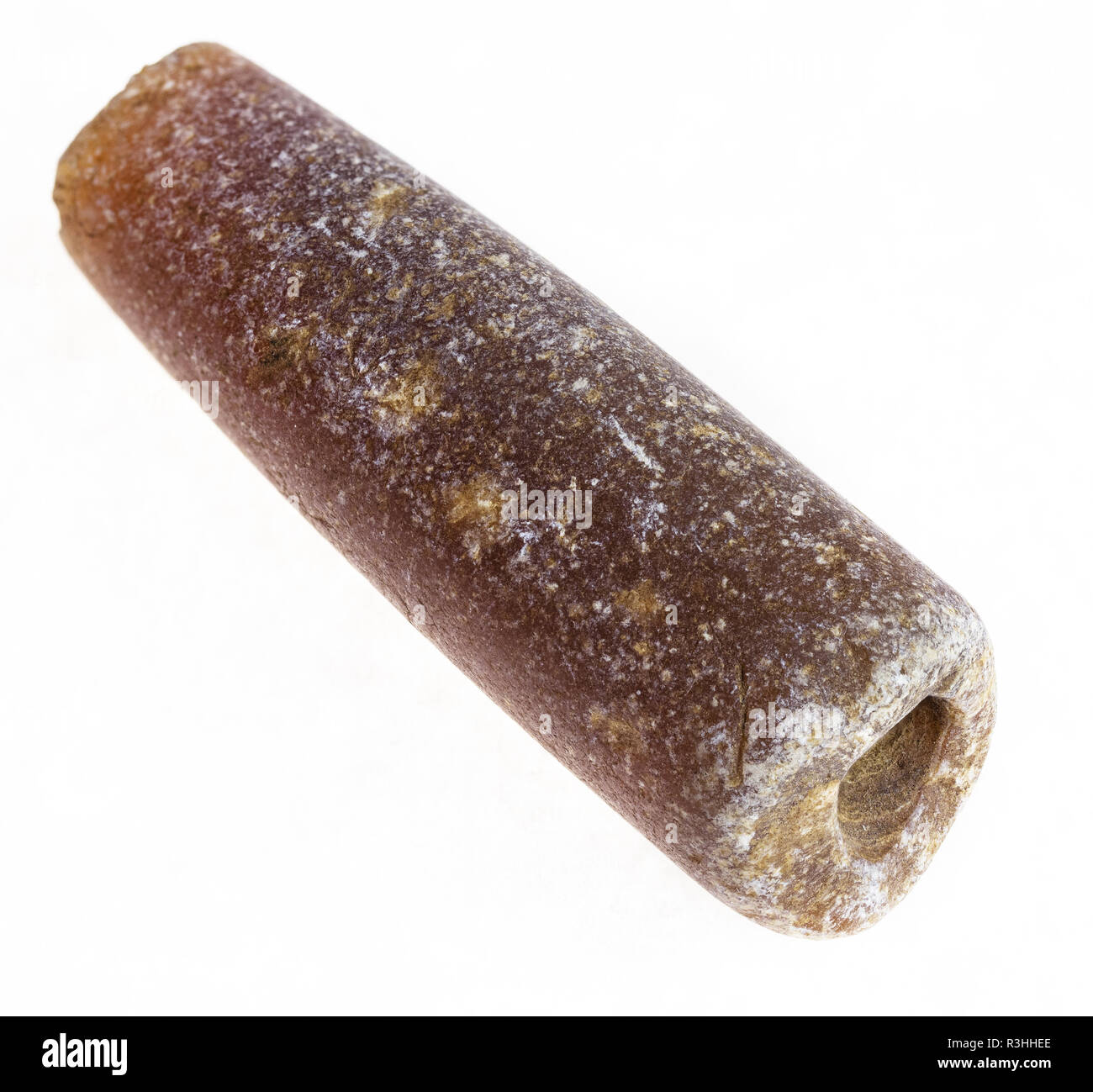 La macro photographie de minéraux naturels à partir de la collection géologique - belemnoid rostre thunderstone sur fond blanc Banque D'Images