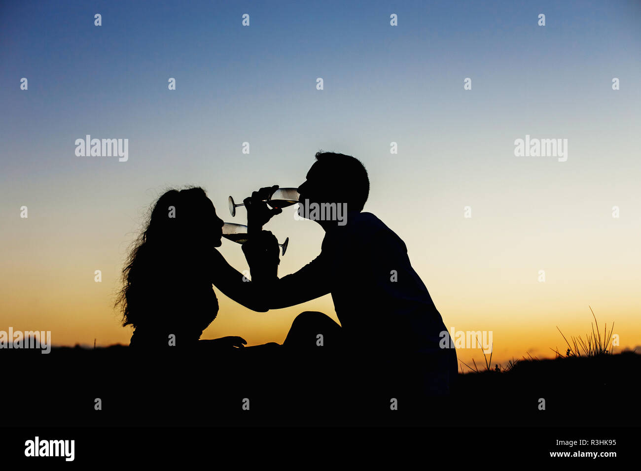 Couple Amoureux Embrassé Au Coucher Du Soleil Dans Une Photo