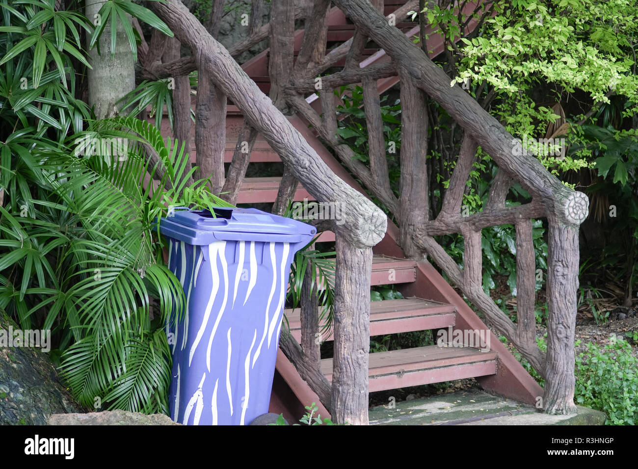 Poubelle en plastique bleu, conteneurs, près de l'ancien escalier dans le parc du Zoo Banque D'Images
