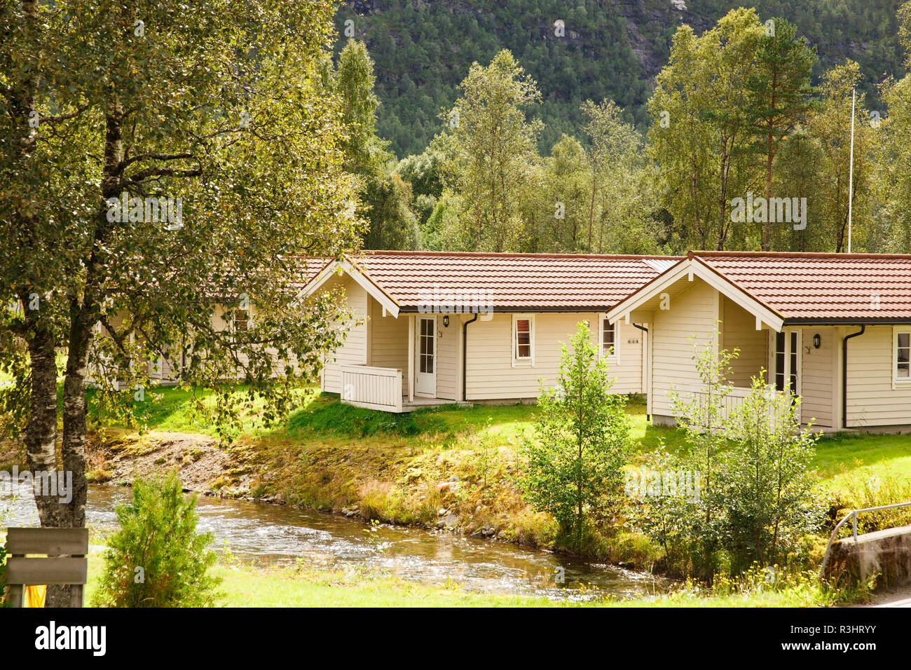 Camping près de la rivière et les montagnes de Norvège. Banque D'Images