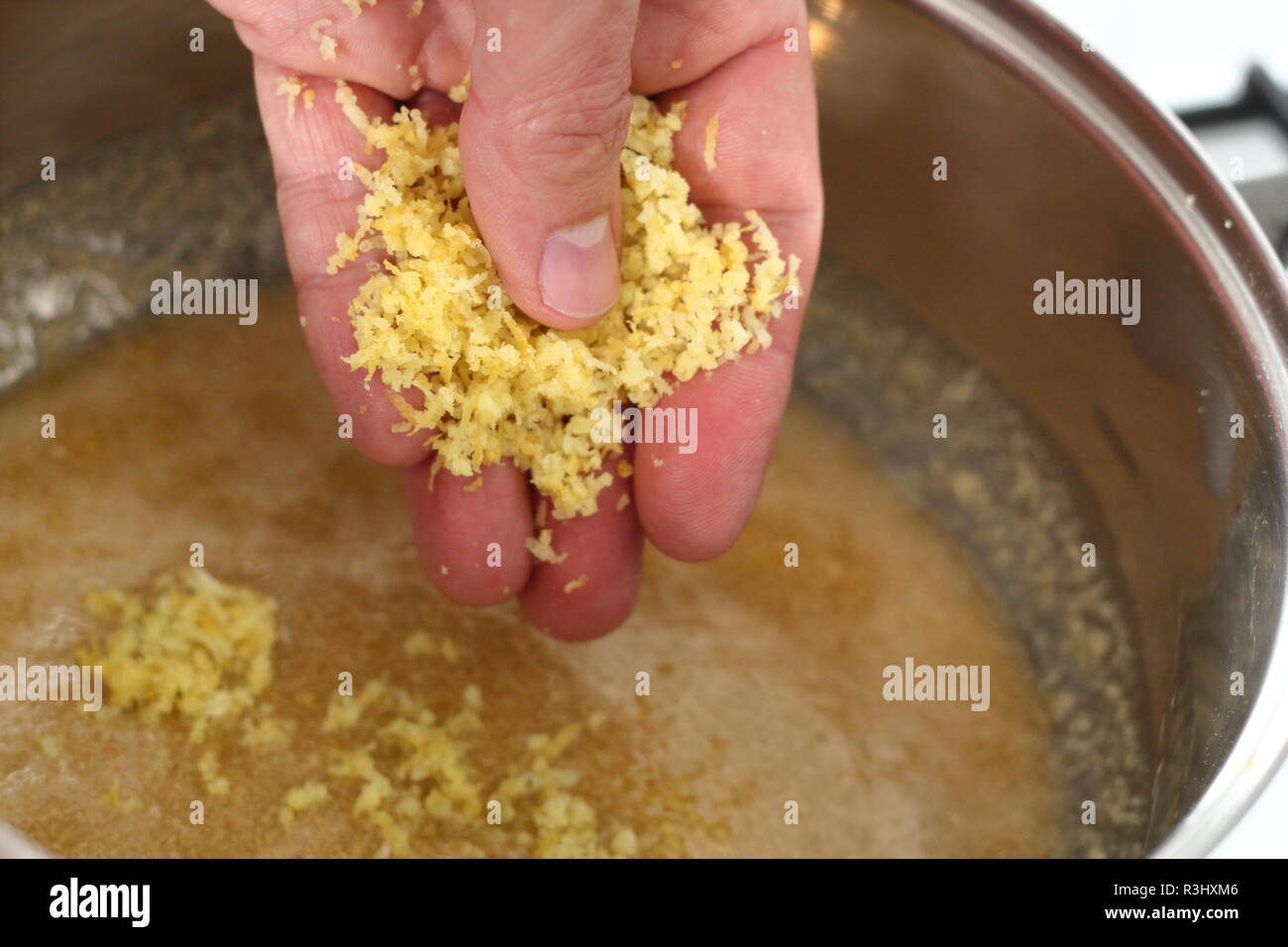 Ajouter le zeste de citron râpé dans le remplissage. Tarte Shoofly en série. Banque D'Images
