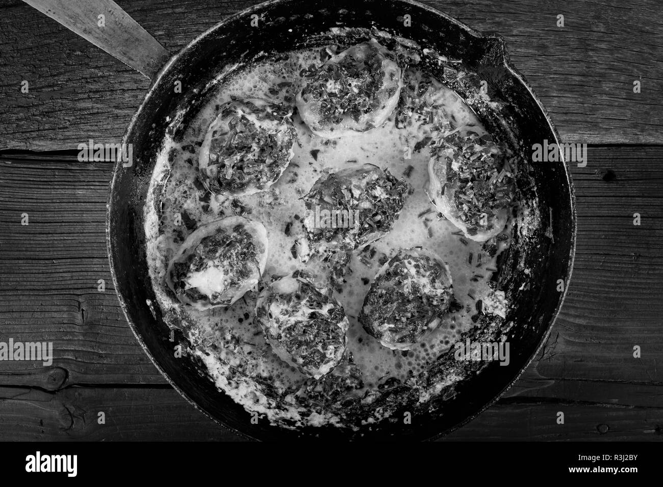 Escalopes de viande frits dans une casserole, style rural, fond de bois Banque D'Images