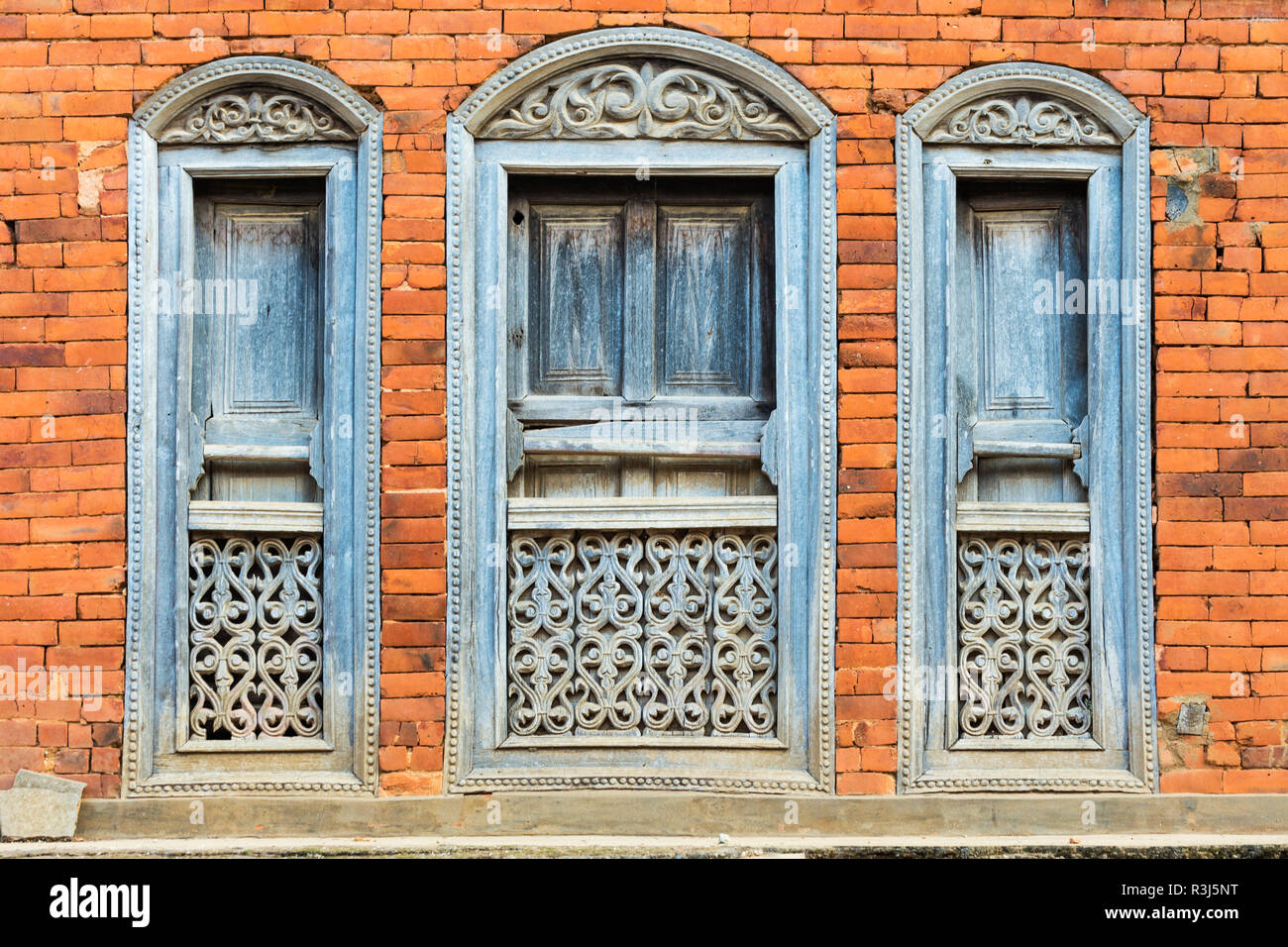Fenêtres en bois sculpté, Bandipur, Tanahun district, Népal Banque D'Images