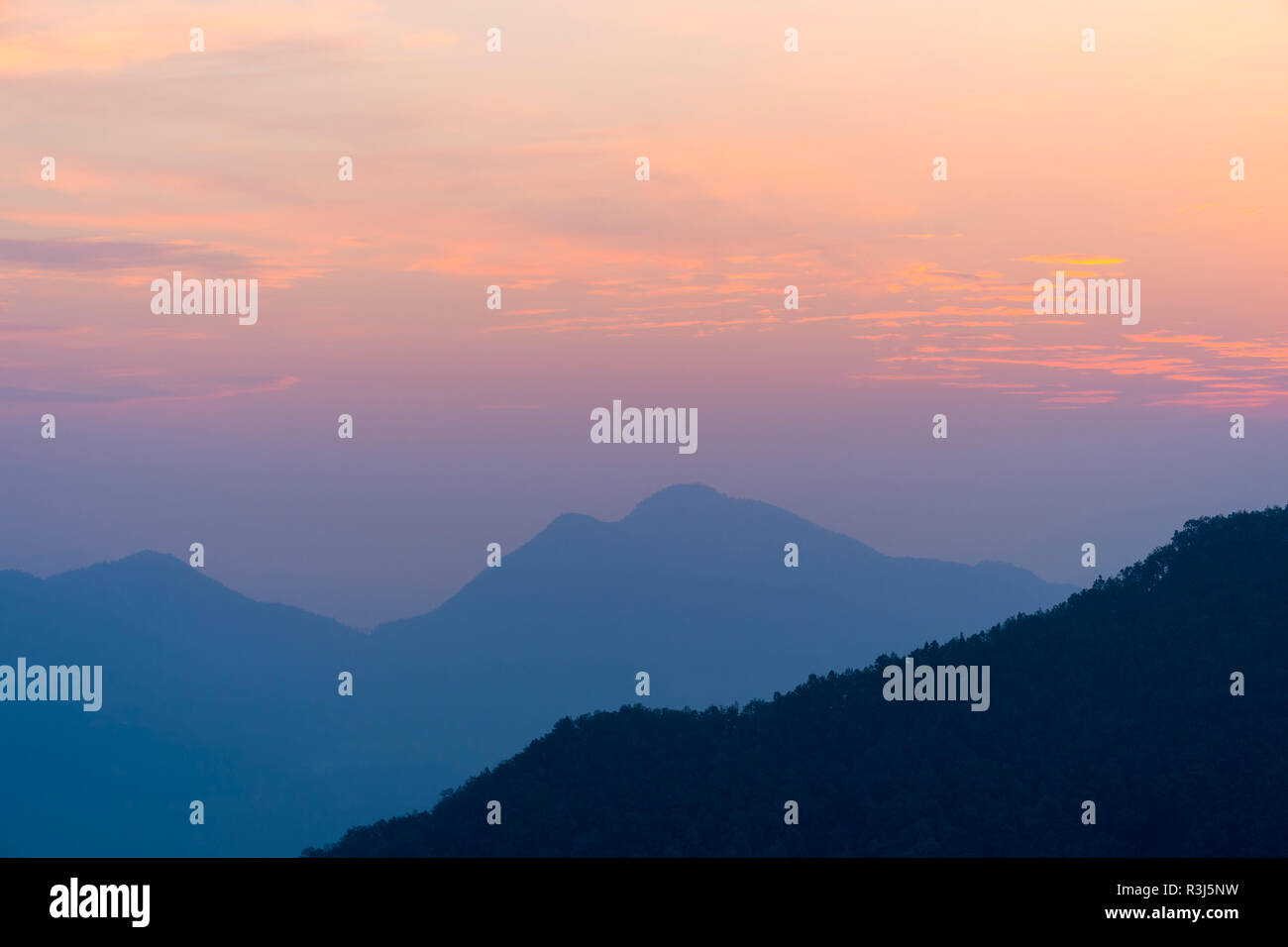 Le lever du soleil sur les collines autour de Bandipur, Tanahun district, Népal Banque D'Images
