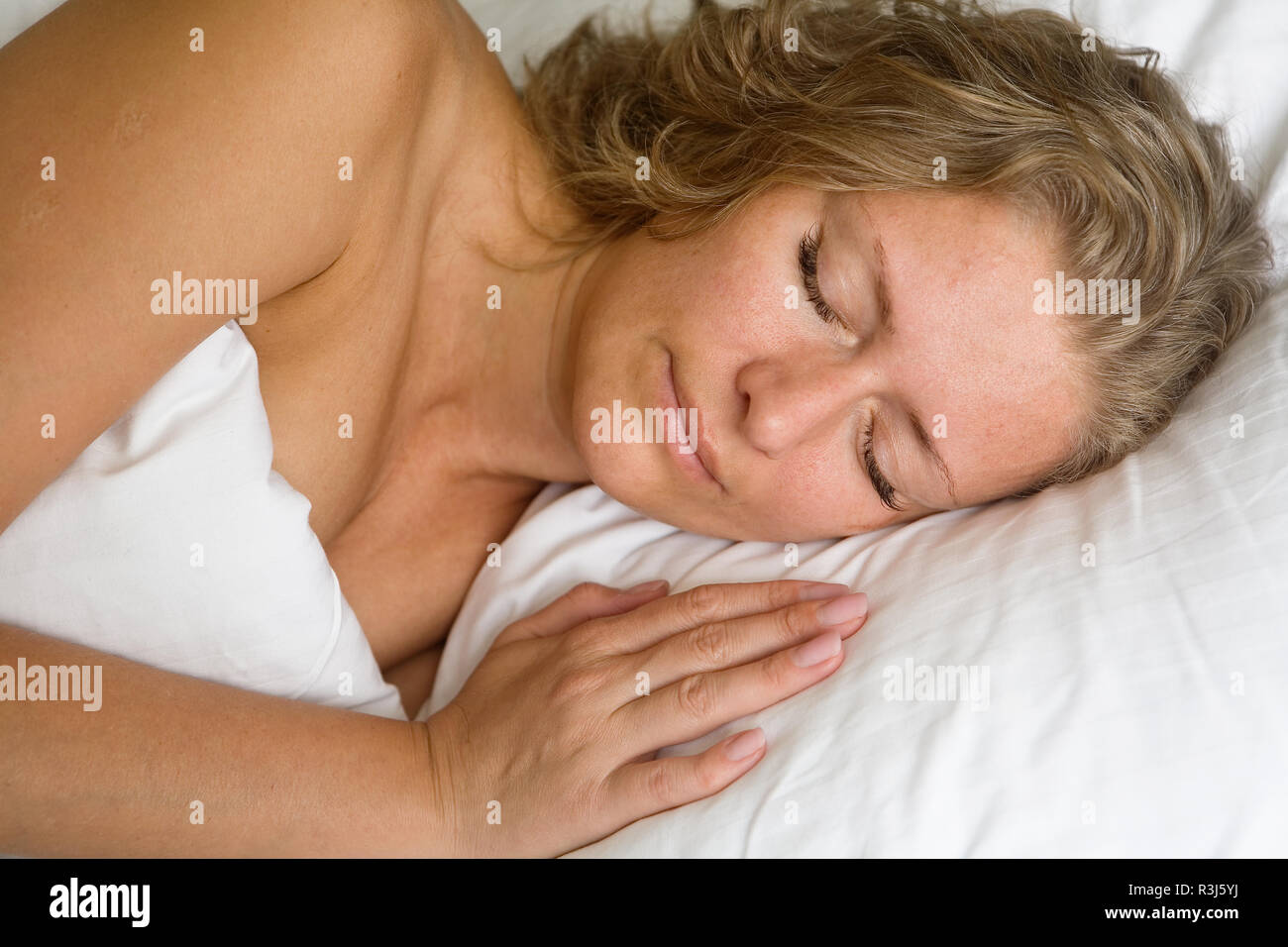 Pretty woman sleeping in bed sous les couvertures. Les gens. Banque D'Images