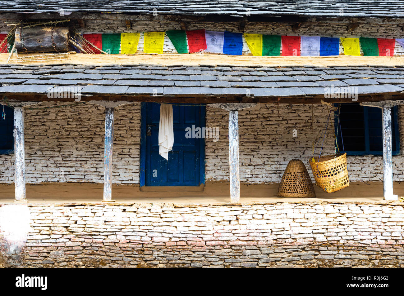 Berceau accroché en face d'une maison, Dhampus, village de montagne au Népal Banque D'Images