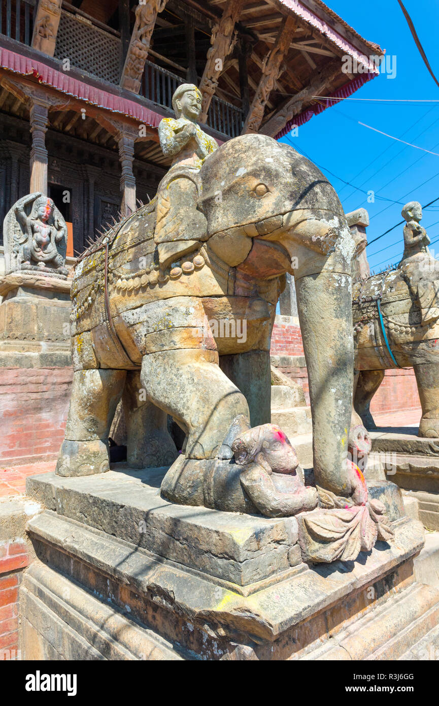 Ganesh culte avec les éléphants en pierre comme garde, Uma Maheshwar, Népal Kirtipur, Temple Banque D'Images