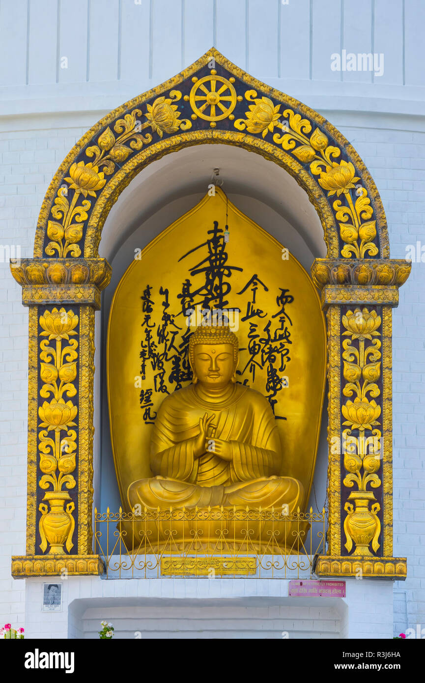 Statue du Bouddha d'or, la pagode de la paix mondiale, la vallée de Pokhara, Népal Banque D'Images