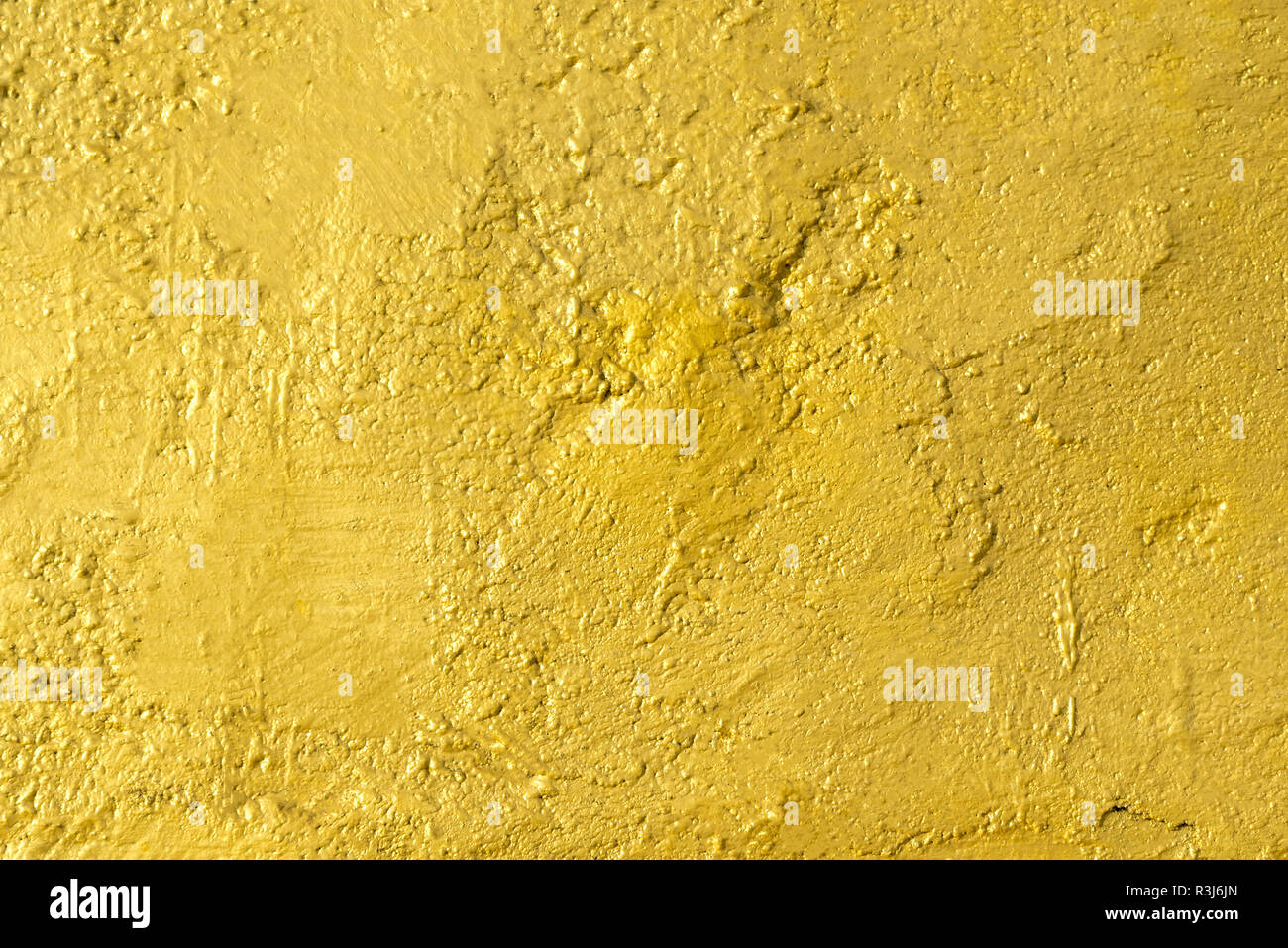 Résumé fond de golden peint sur mur de béton. Toile jaune. Photo pour ajouter du texte message. Toile de l'art de la conception du travail. Banque D'Images