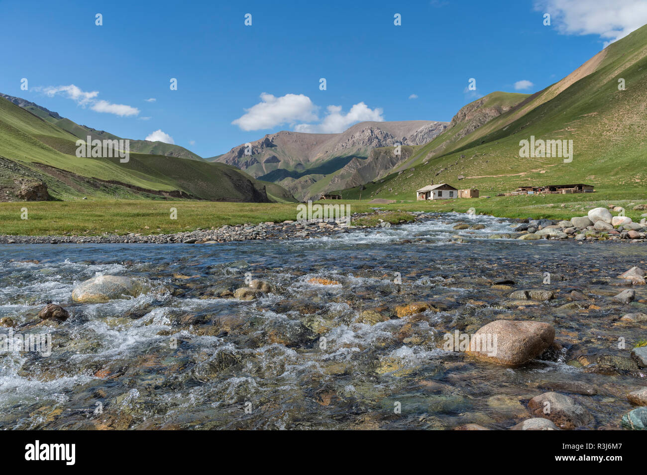 Petit village le long d'une rivière de montagne, Sary Jaz valley, région de l'Issyk Kul, Kirghizistan Banque D'Images