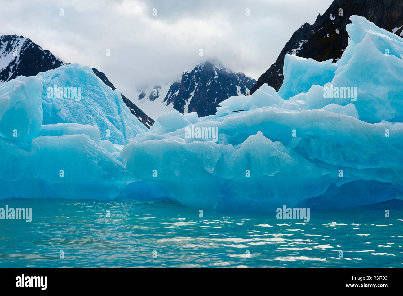 Les icebergs bleu, Magdalena Fjord, glaciers, Spitsberg, île de l'archipel de Svalbard, Norvège Banque D'Images