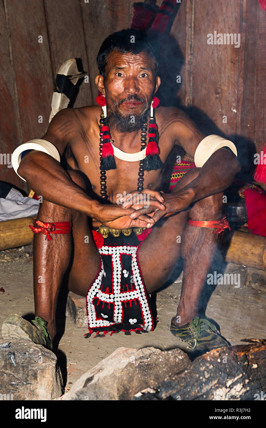 L'homme tribal Naga en tenue traditionnelle, Kisima Nagaland Hornbill festival, Kohima, Nagaland, Inde Banque D'Images