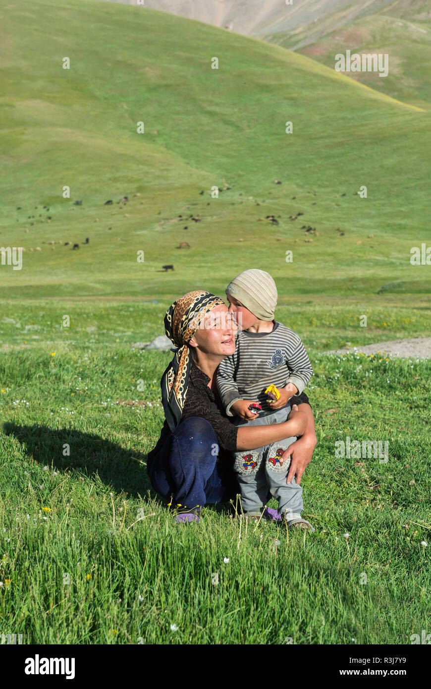 Boy kissing kirghize, de la chanson de sa mère, le lac Kol province de Naryn, du Kirghizistan, de l'Asie centrale Banque D'Images