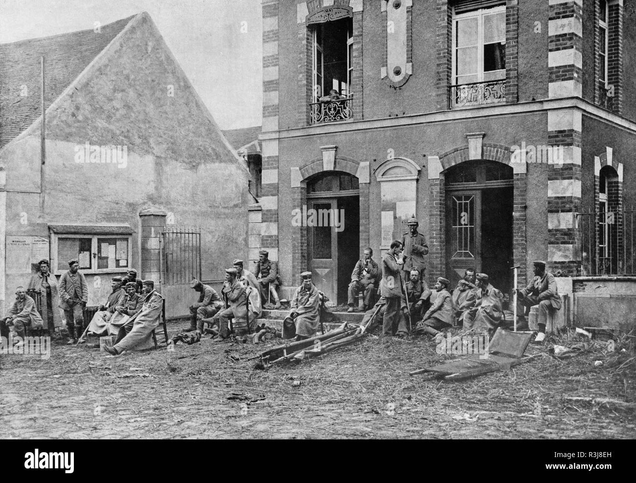 Les soldats allemands blessés en face de l'hôtel de ville de Varreddes, Seine et Marne, France Banque D'Images