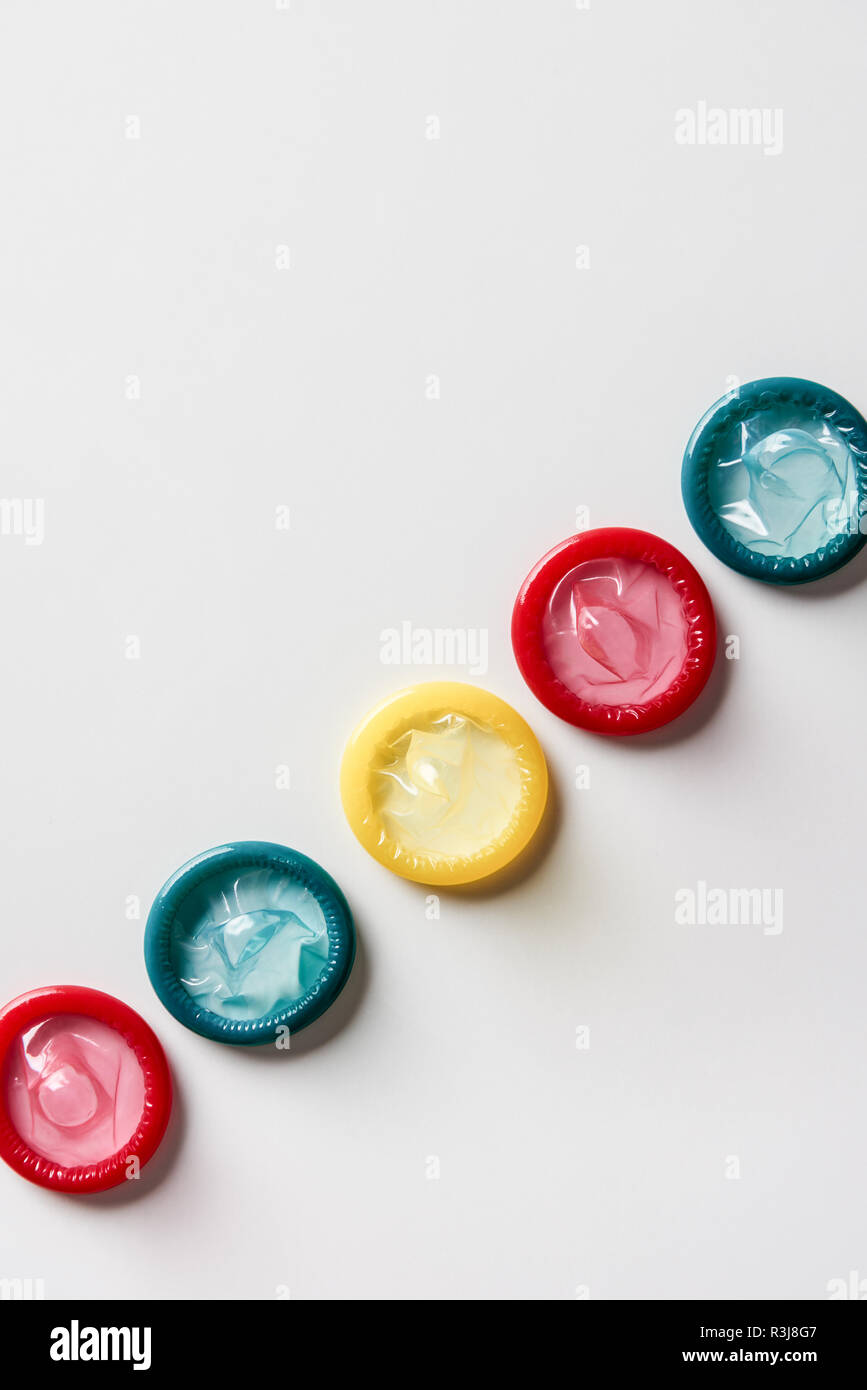 Vue de dessus de préservatifs multicolores sur fond blanc Banque D'Images