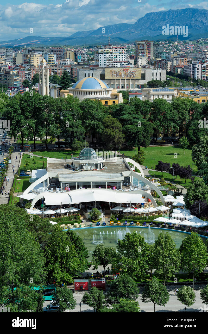 Vue sur le centre-ville de Tirana, Rinia Park et centre d'Taivani, Tirana, Albanie Banque D'Images