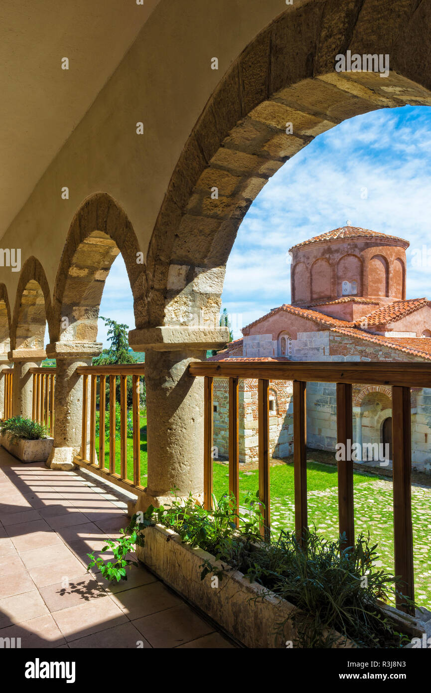 Abbaye byzantine de Pojan, église orthodoxe Saint Mary et le monastère vue à travers les arches, Parc archéologique d'Apollonia Banque D'Images