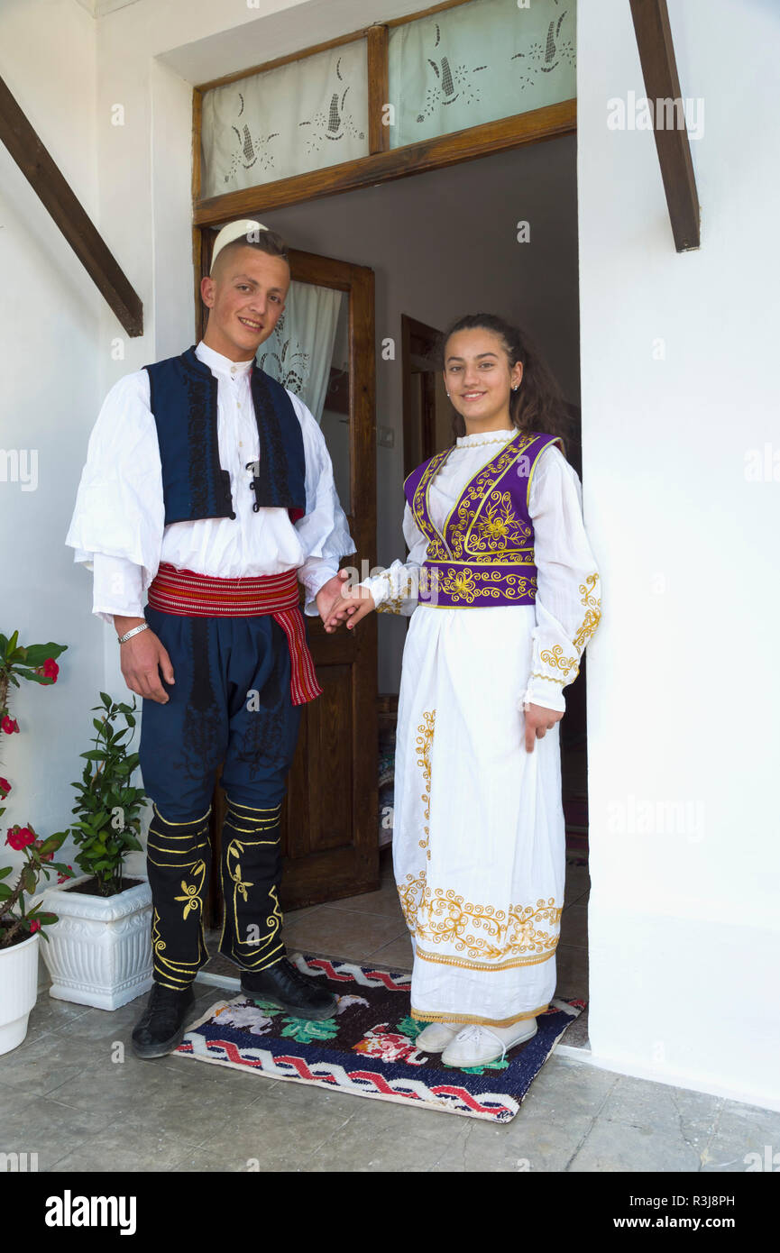 Groupe folklorique local en costume traditionnel, Berat, Albanie Banque D'Images
