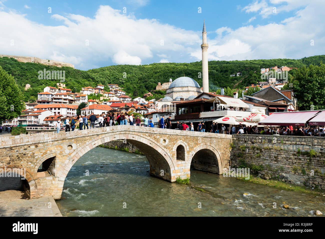 Pont de pierre sur la rivière Bistrica et Sinan Pacha Mosquée, à Prizren, Kosovo Banque D'Images