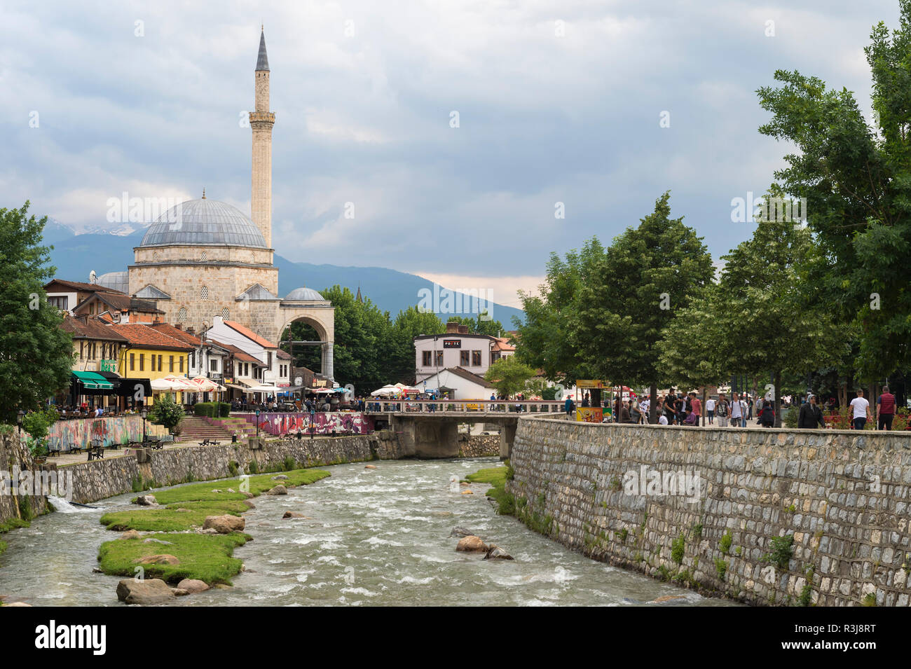La rivière Bistrica et Sinan Pacha Mosquée, à Prizren, Kosovo Banque D'Images