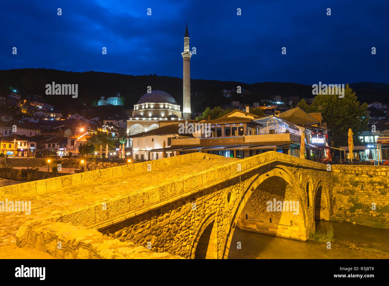 Pont de pierre sur la rivière Bistrica et Sinan Pacha Mosquée à tôt le matin, à Prizren, Kosovo Banque D'Images