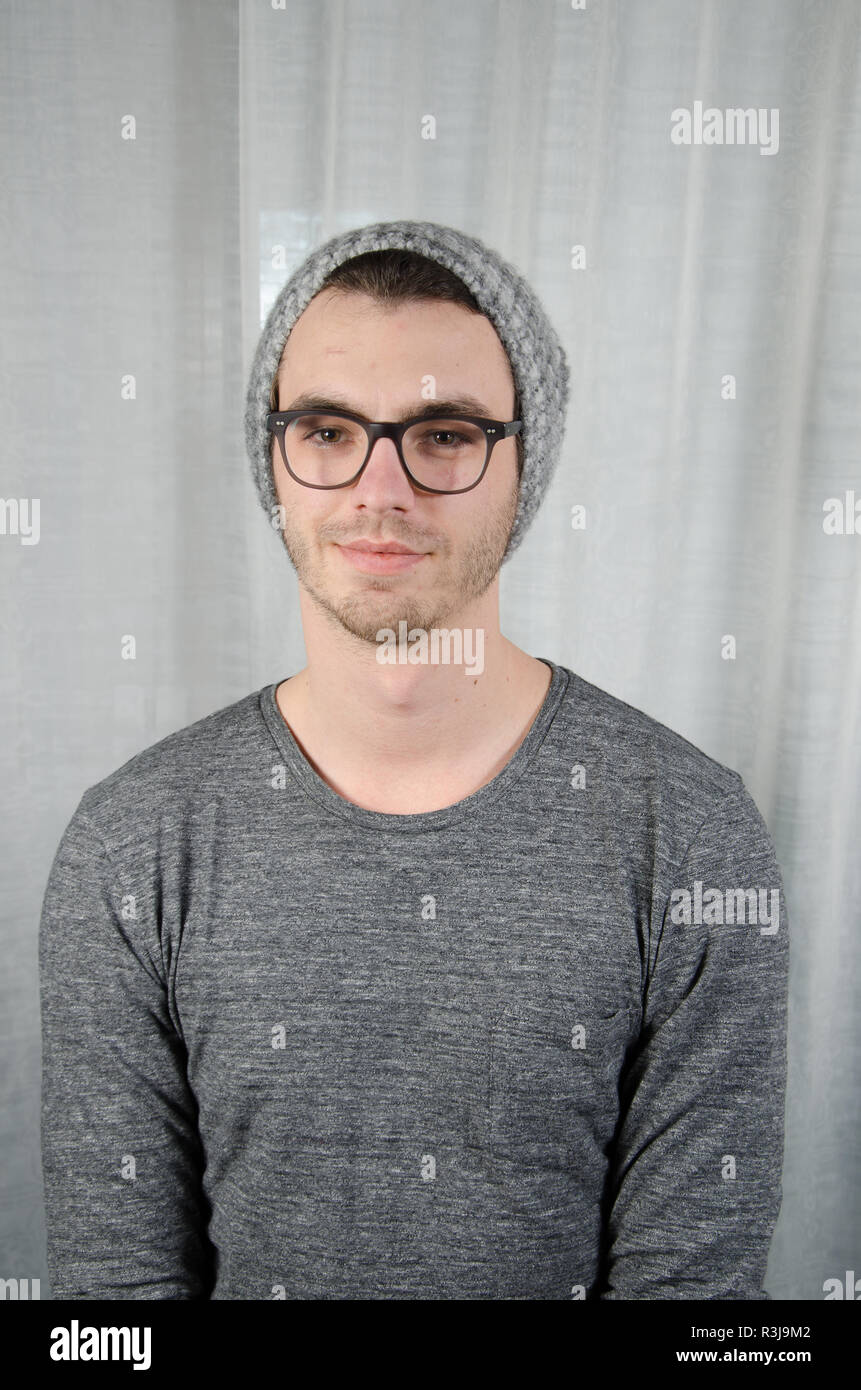 Portrait jeune homme avec chapeau de laine Banque D'Images