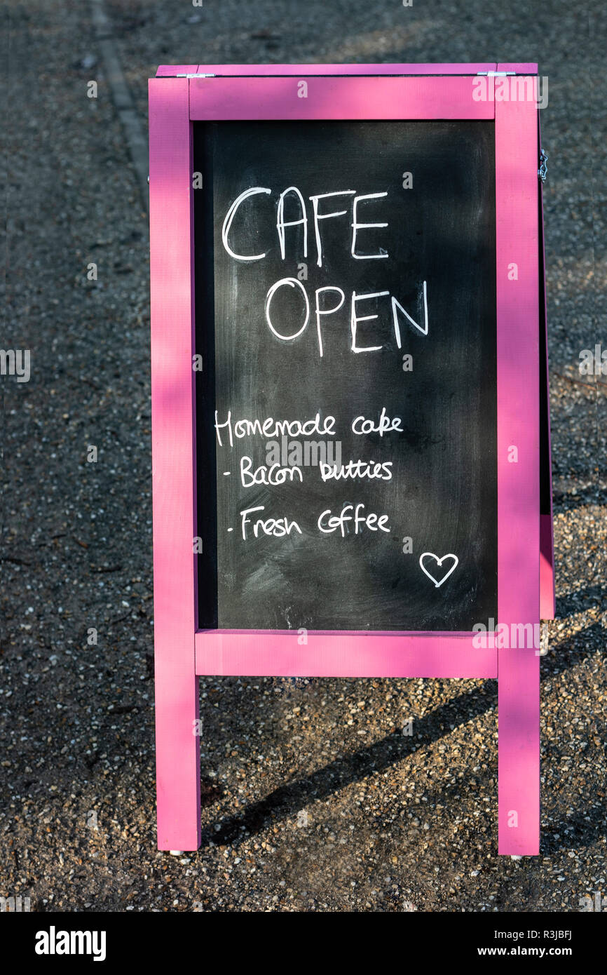 Open Cafe signe sur un tableau noir du tableau, des gâteaux, du bacon Butties, café frais Banque D'Images