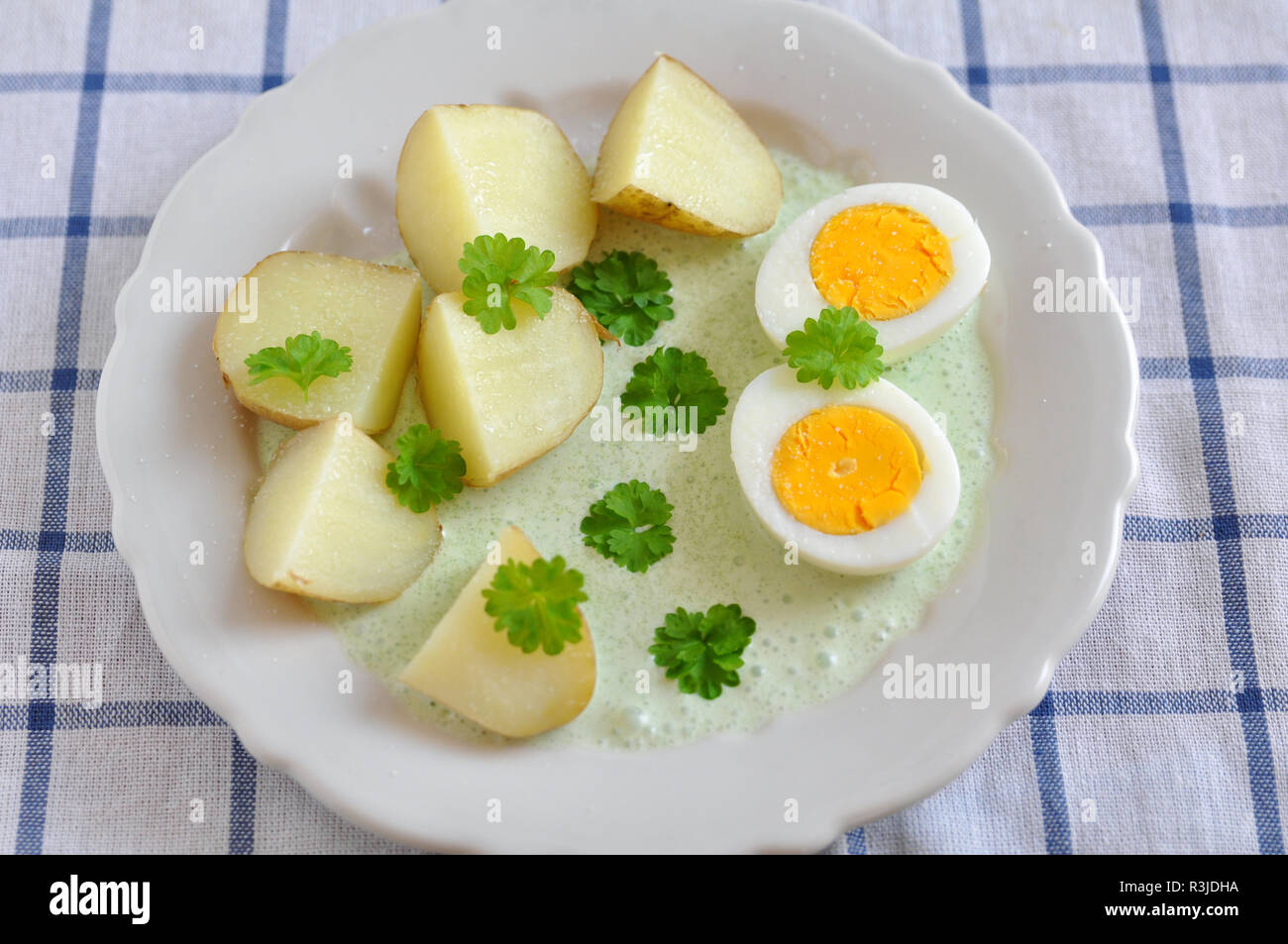 Sauce verte avec des œufs et de pommes de terre Banque D'Images