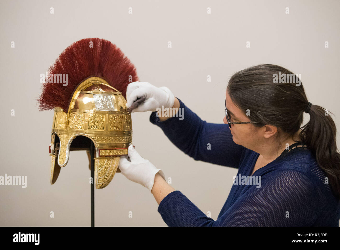Restaurateur Pieta Greaves polit une reconstruction d'un casque trouvé dans le Staffordshire Hoard au Birmingham Museum and Art Gallery, Birmingham. Banque D'Images
