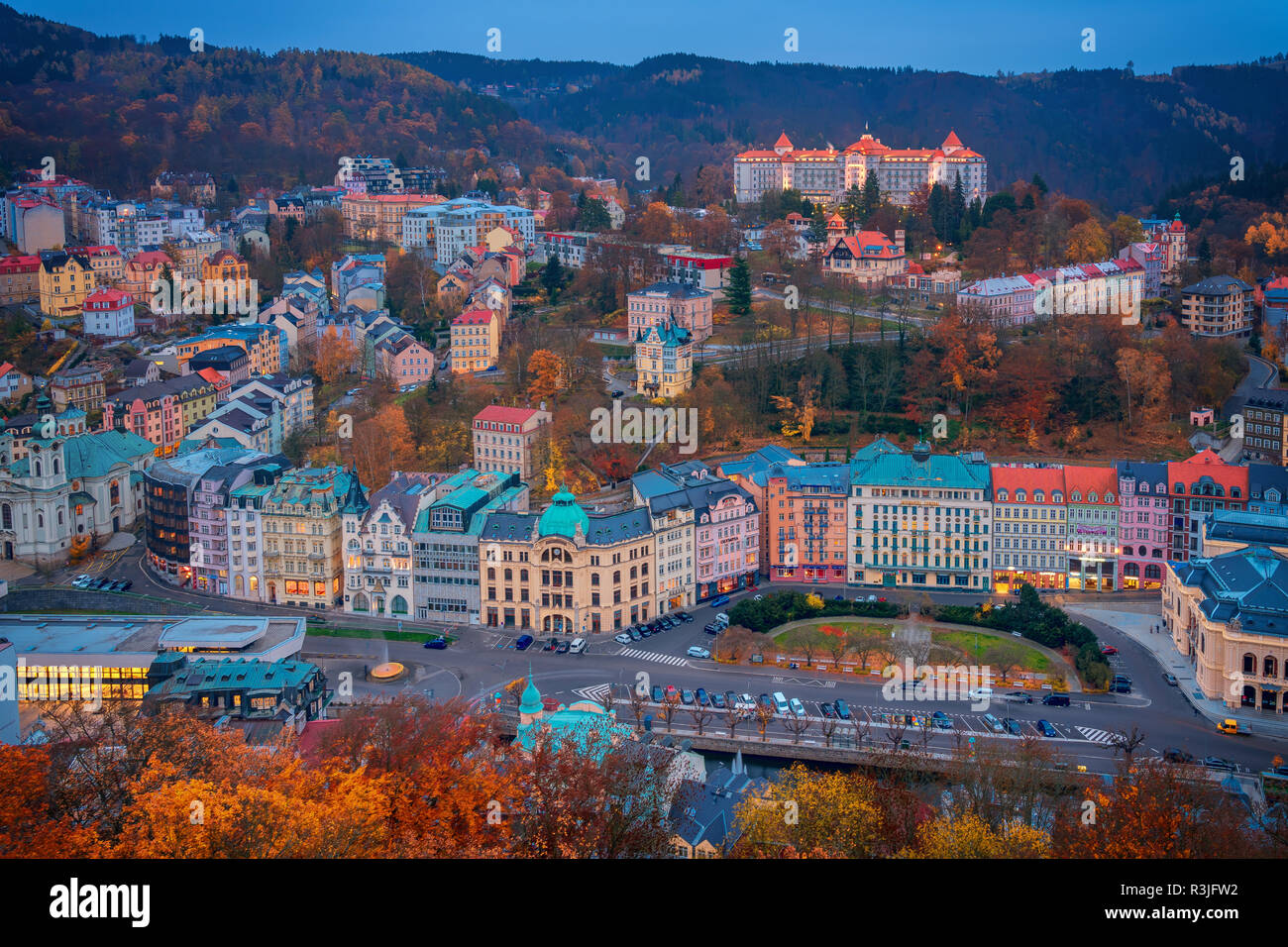 Belle vue sur maisons colorées à Karlovy Vary, une ville thermale en République tchèque dans la saison d'automne Banque D'Images