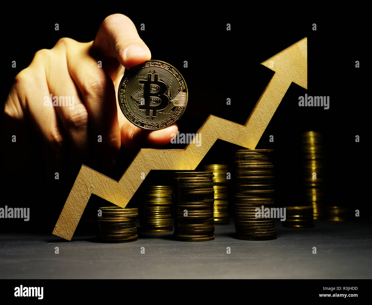 De croissance : btc Bitcoin. Flèche et de monnaie. Crypto trading Photo  Stock - Alamy