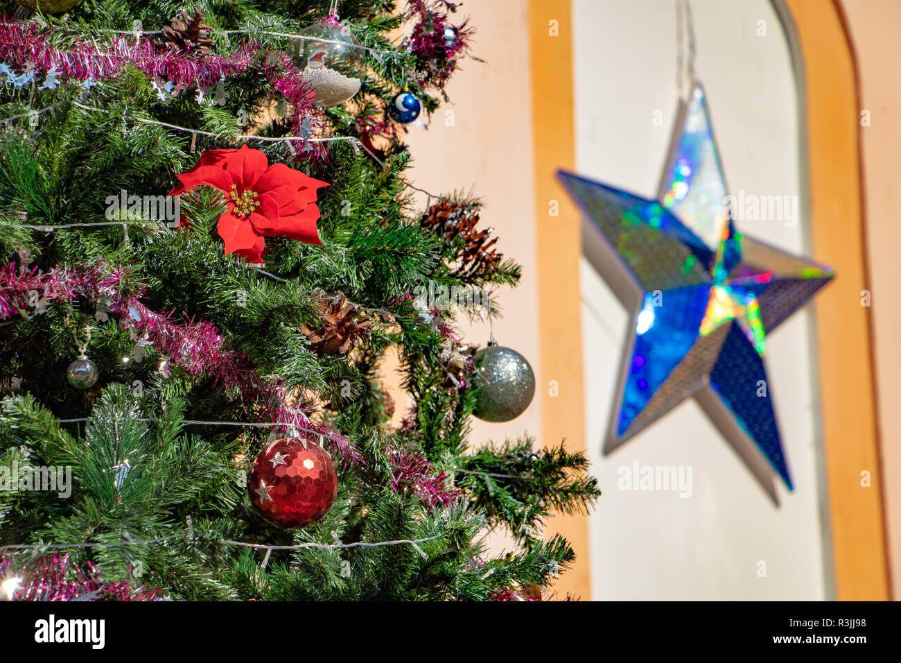 L'église de Sainte Jeanne d'Arc à Ho Chi Minh Ville avec décoration de fête d'un arbre de Noël et de l'étoile à cinq branches. Banque D'Images