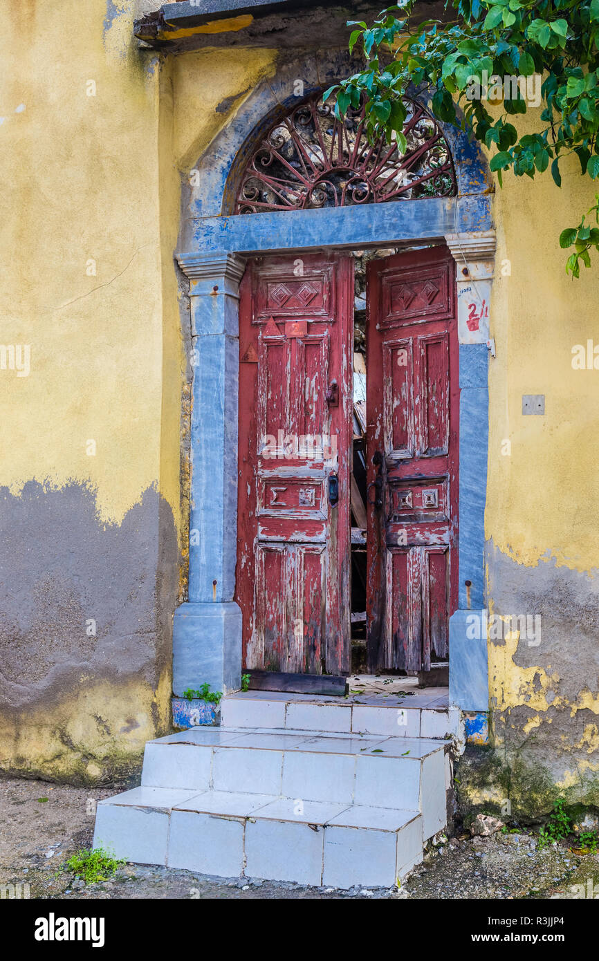 Vieille porte en bois à l'entrée d'une maison à l'abandon. Banque D'Images