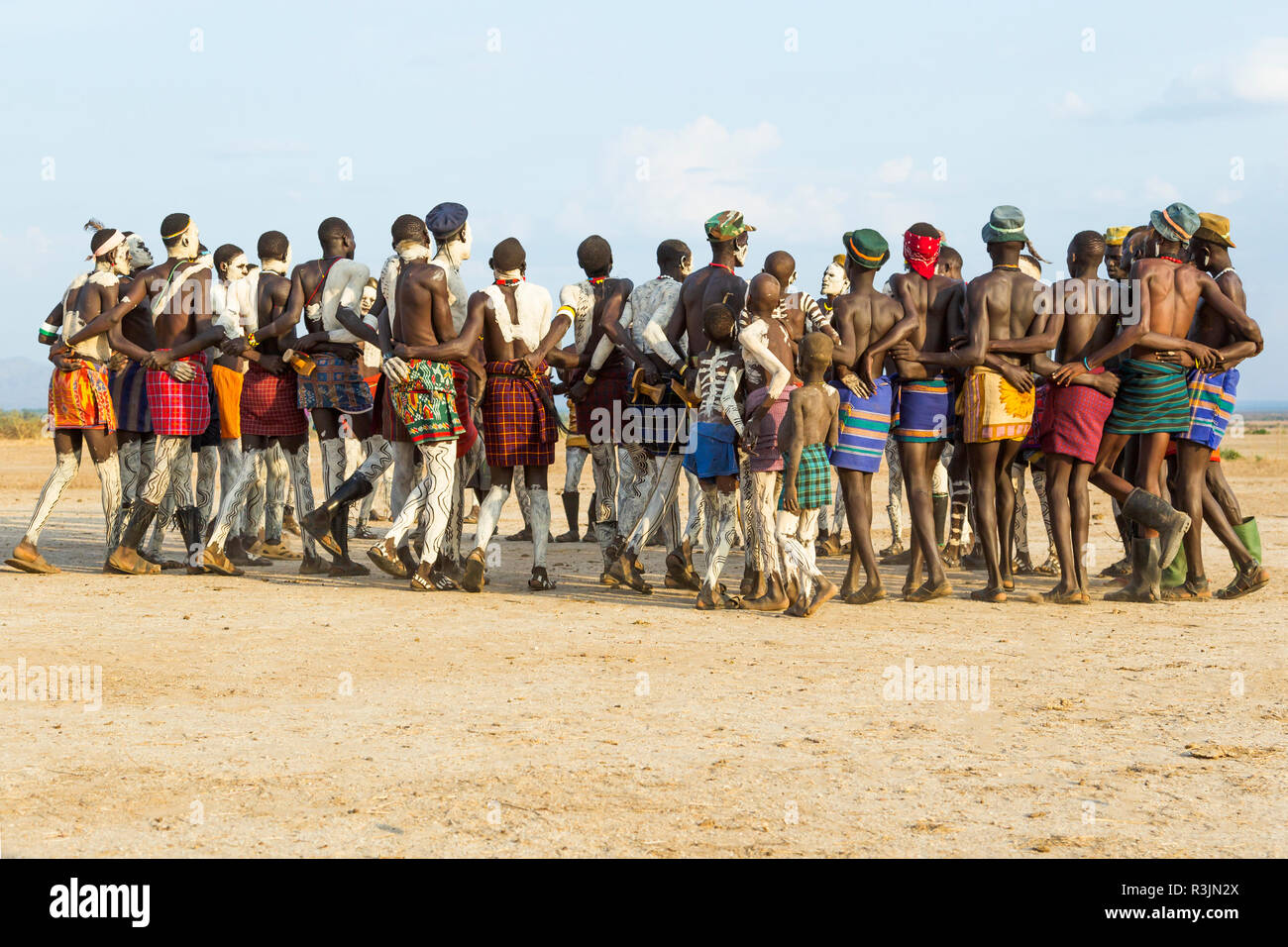 L'Afrique, l'Ethiopie, le sud de la vallée de l'Omo, Tribu Nyangatom. Un groupe d'hommes Nyangatom se préparent à la danse. Banque D'Images