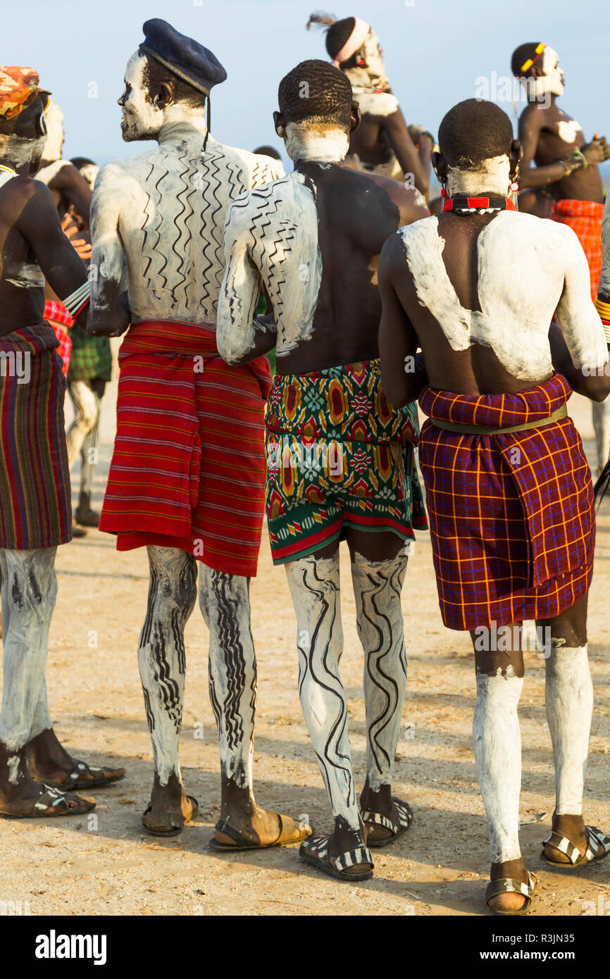 L'Afrique, l'Ethiopie, le sud de la vallée de l'Omo, Tribu Nyangatom. Les Nyangatom les hommes sont décorées et habillé pour une danse. Banque D'Images