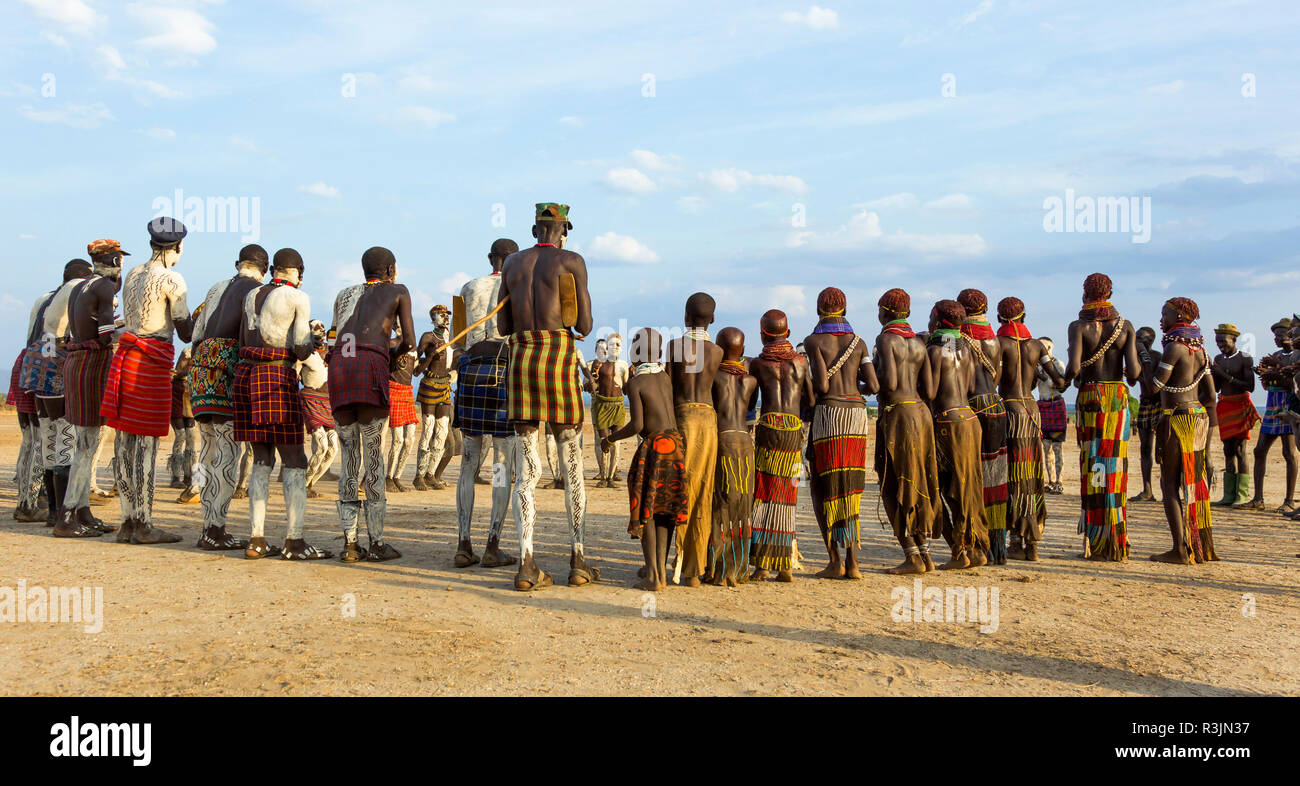 L'Afrique, l'Ethiopie, le sud de la vallée de l'Omo, Tribu Nyangatom. Les hommes et les femmes s'unissent pour aller à la danse. Banque D'Images