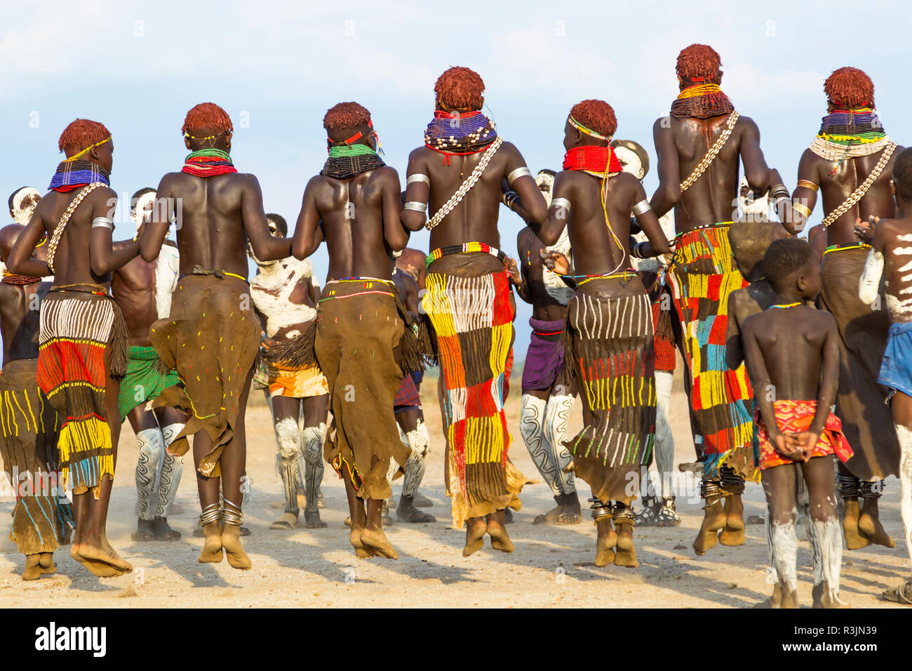 L'Afrique, l'Ethiopie, le sud de la vallée de l'Omo, Tribu Nyangatom. Les hommes et les femmes s'unissent pour aller à la danse. Banque D'Images