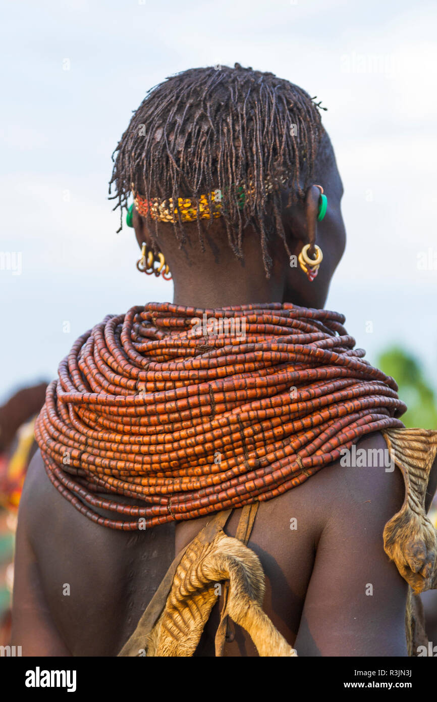 L'Afrique, l'Ethiopie, le sud de la vallée de l'Omo, Tribu Nyangatom. Les Nyangatom femme porter des perles et autres décorations. Banque D'Images
