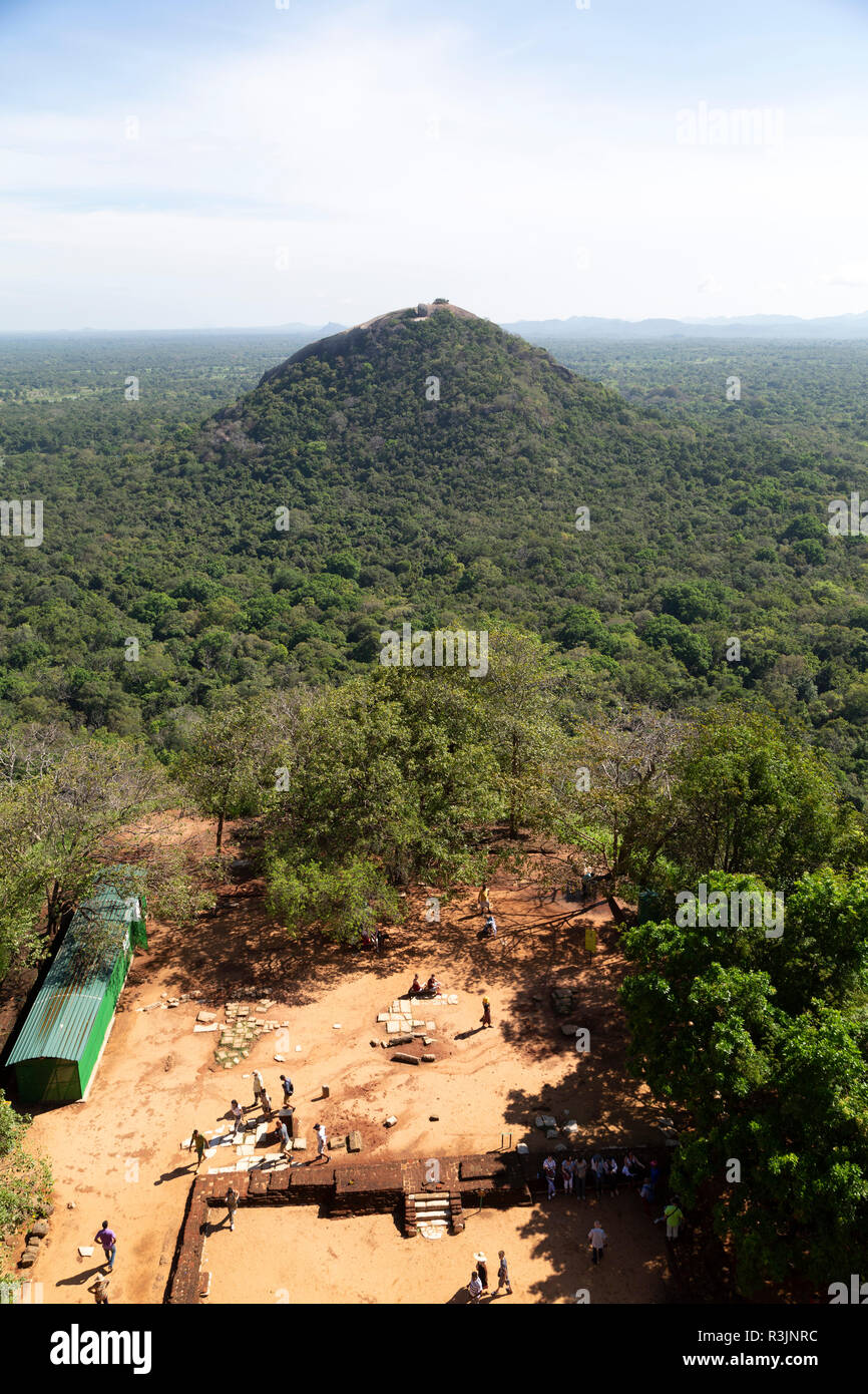 Hill, près de rocher de Sigiriya au Sri Lanka. Connu comme le Rocher du Lion, les 180 mètres de haut affleurement de granit de Sigiriya a été développé comme une forteresse et la ville du Banque D'Images