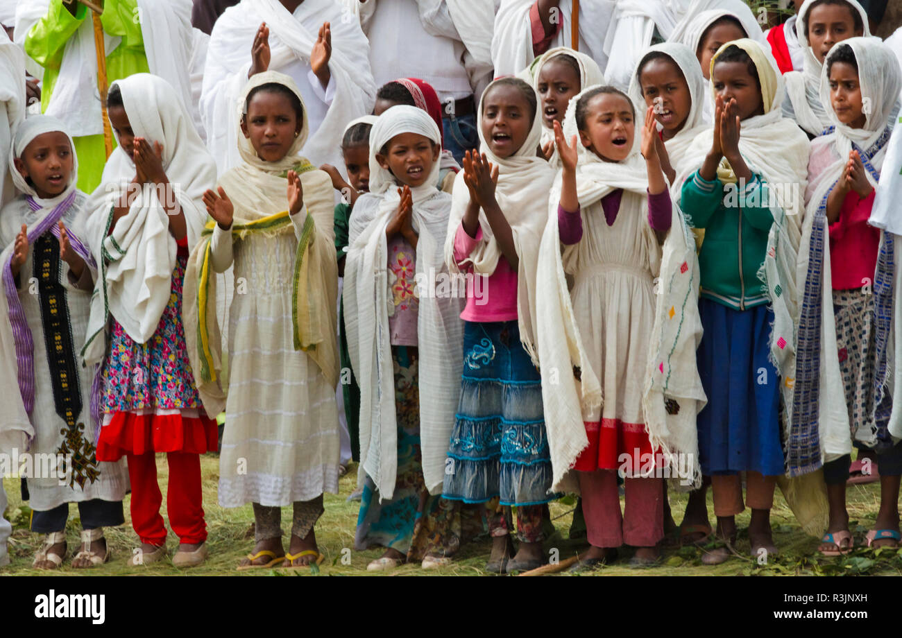 Pèlerins célébrant Festival Meskel, Lalibela, Éthiopie Banque D'Images