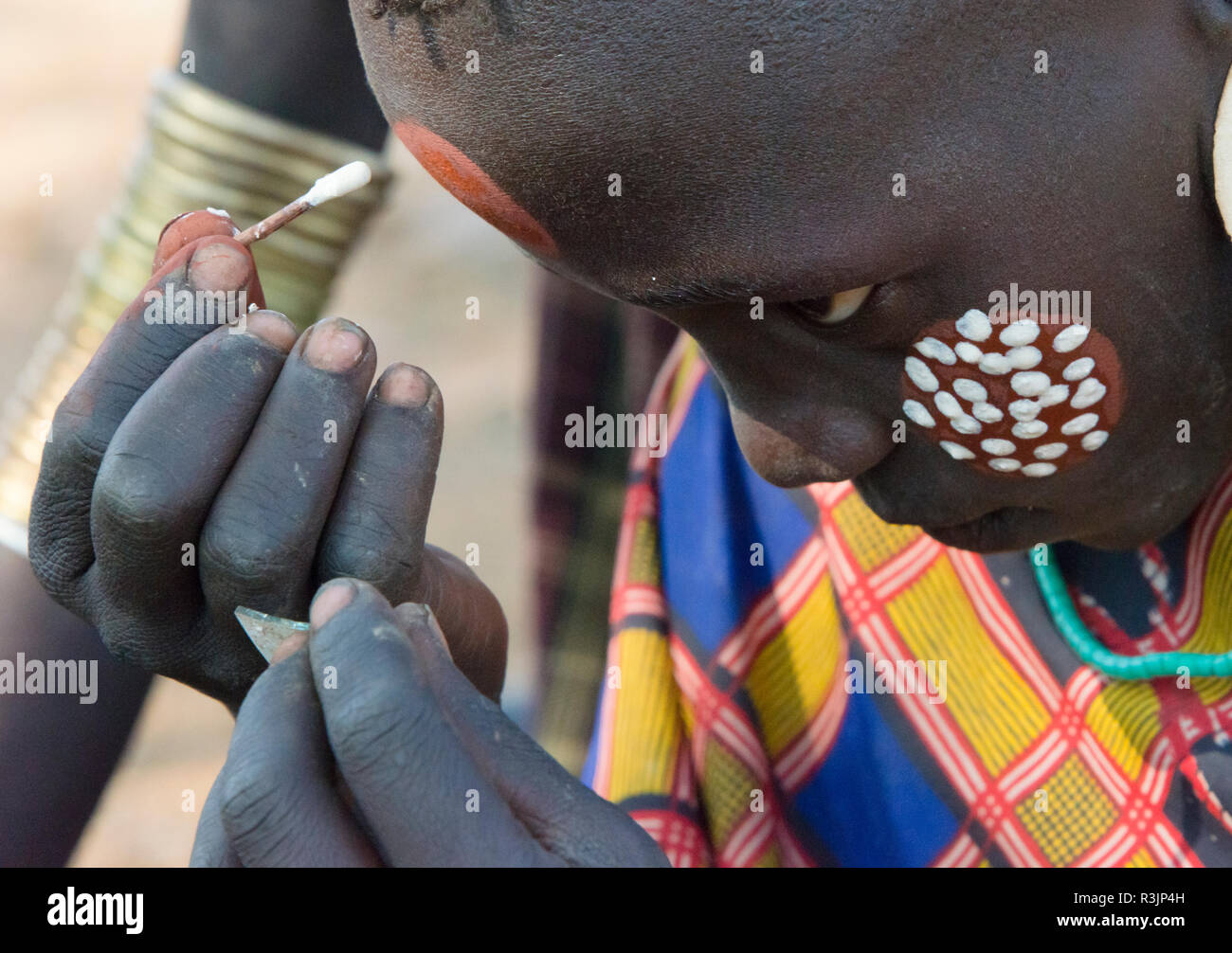 Tribu Mursi, les gens font face à la peinture, Mursi, village du sud Omo, Ethiopie Banque D'Images