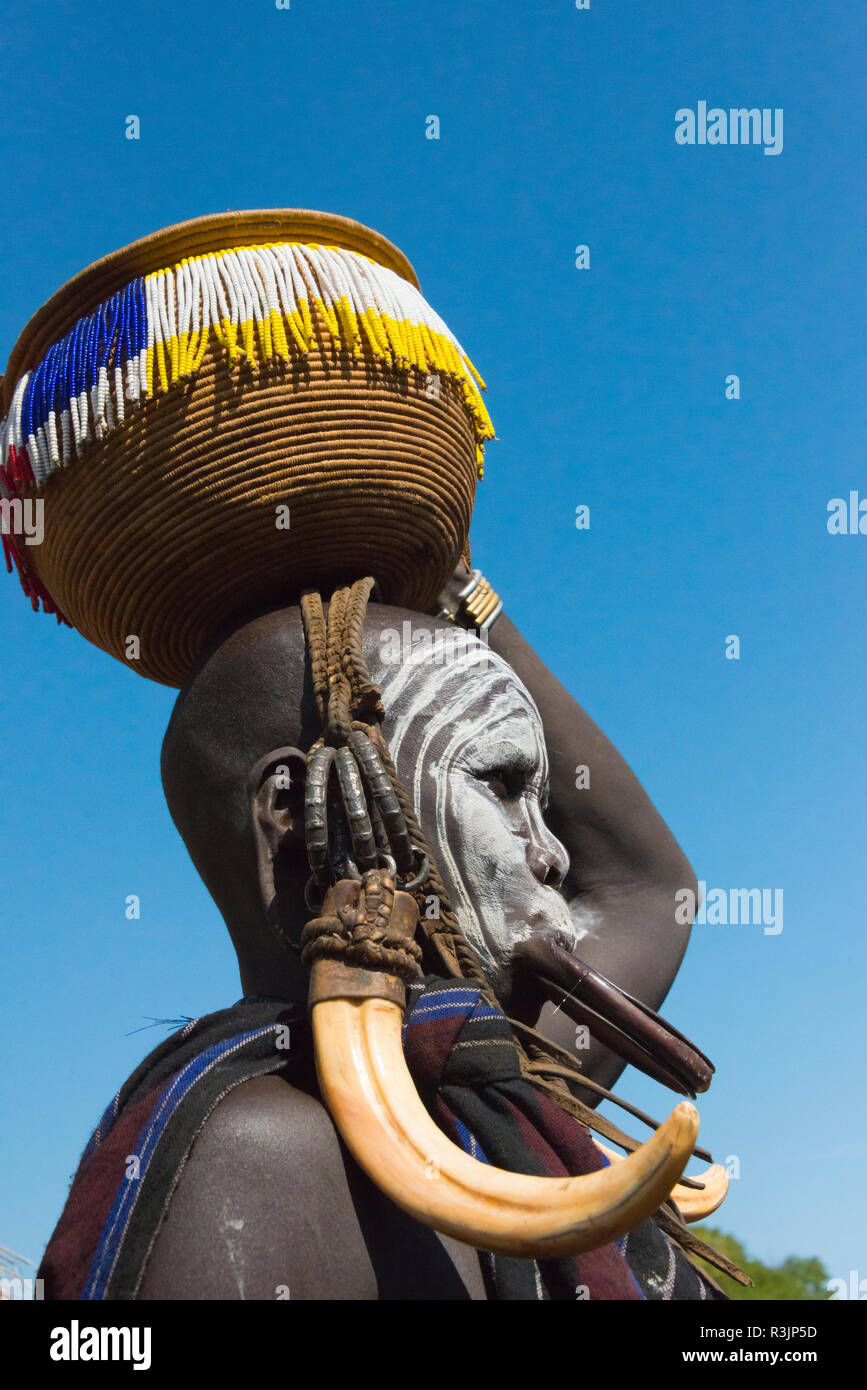 Tribu Mursi, les gens en costume traditionnel avec la lèvre plate, Morsi, village du sud Omo, Ethiopie Banque D'Images