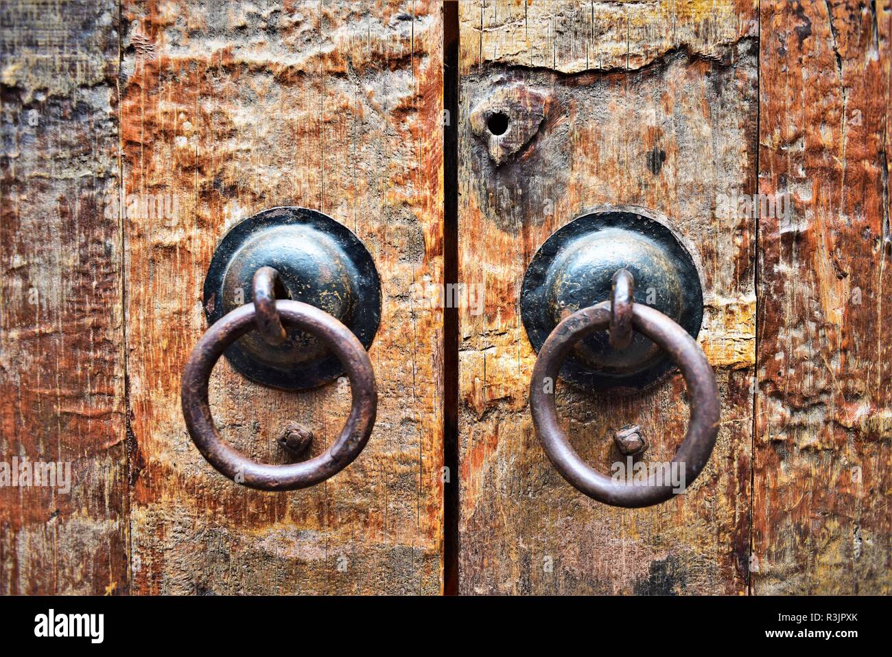 Poignées de porte traditionnelle chinoise sur une porte en bois. Banque D'Images